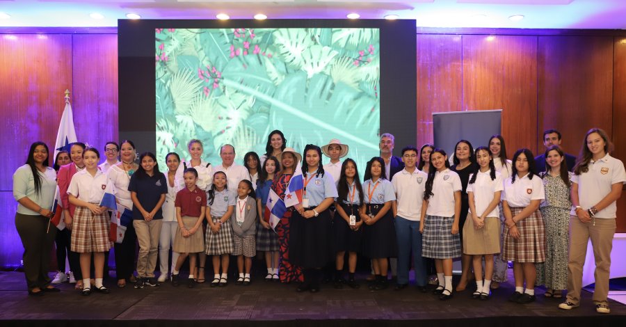 Cámara de Comercio premia el talento joven en el Concurso de Afiche y Video Patria Mía 2024