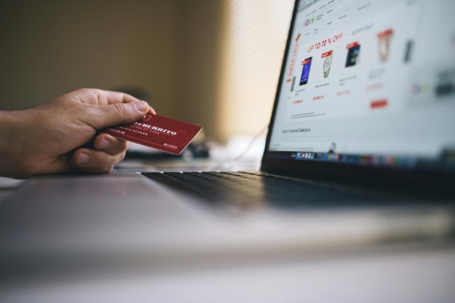 LLYC Destaca el Dominio del Fast Fashion en la Generación Z