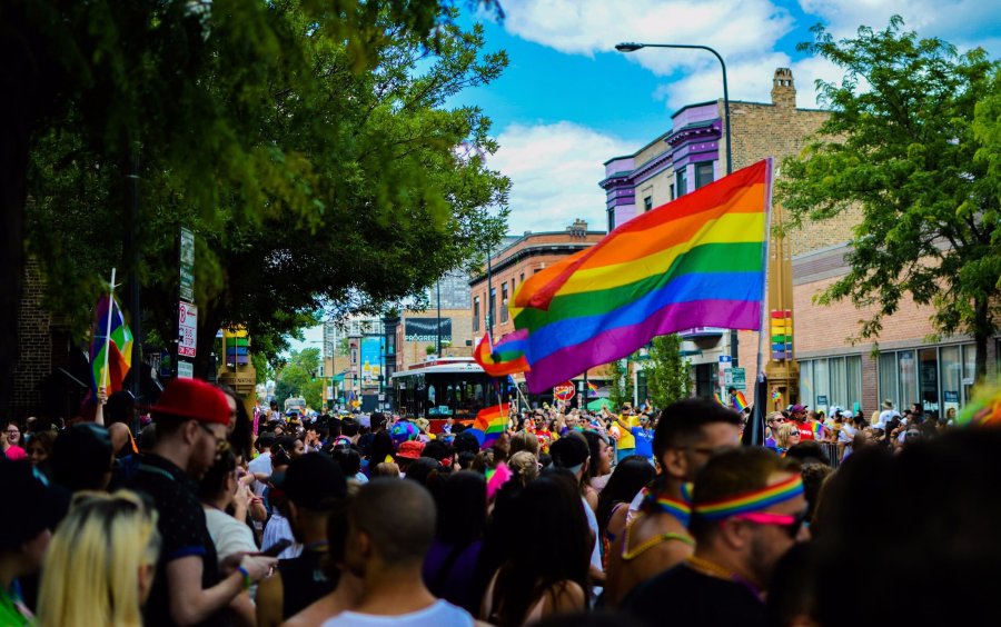 Rainbow Ghosting&rsquo;: el apoyo p&uacute;blico a la diversidad se desvanece, el discurso de odio crece un 38 % y la IA devuelve estos sesgos a perfiles LGBTIQ+