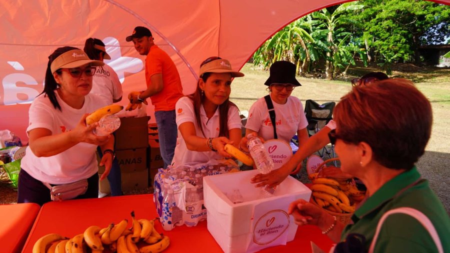 Voluntarios de la Fundaci&oacute;n M&aacute;s m&oacute;vil se toman el Parque Omar en el D&iacute;a de las Buenas Acciones