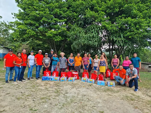 Voluntarios de Fundación Más Móvil con bolsas de alimentos junto a la comunidad